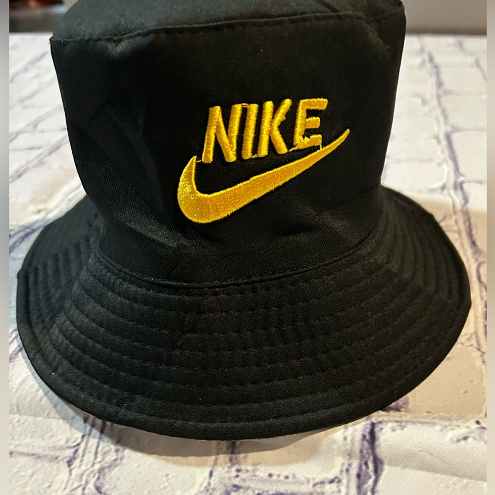 NIKE reversible bucket hat in like new condition